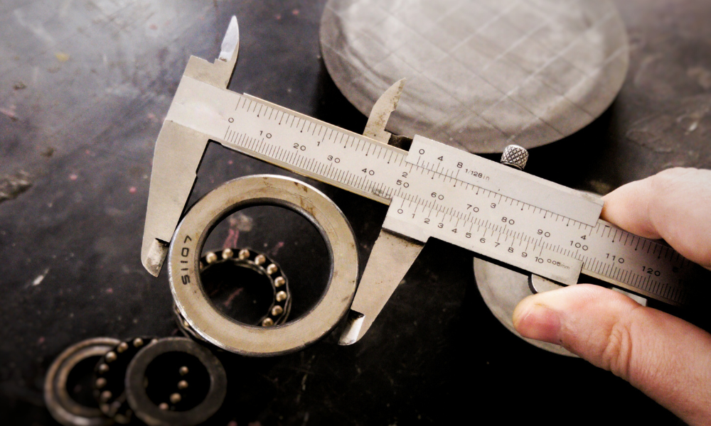 Paquímetro medindo diametro de rolamento, peça frequente em equipamentos industriais rotativos