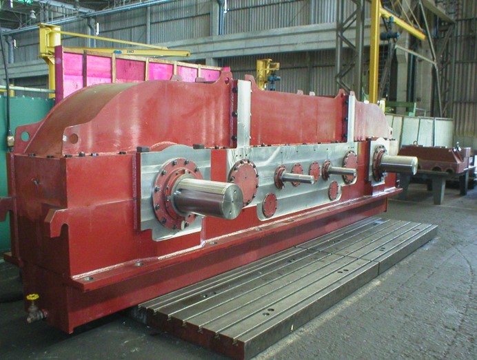 Imagem ilustrativa: redutor vermelho com detalhes metálicos - critérios de escolha de redutores